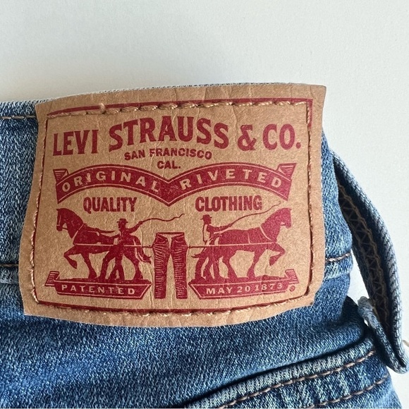 Levi Strauss & Co, Mid Length Girls Denim Shorts Size 24 - Picture 3 of 7